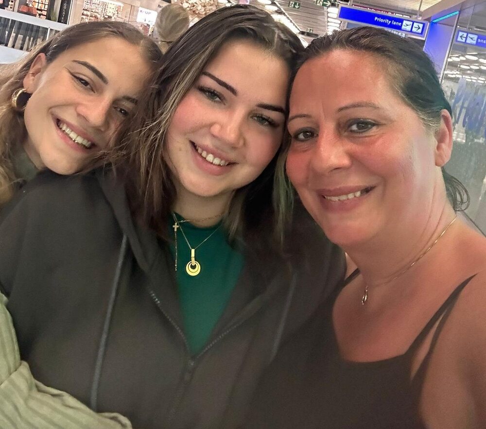 Samantha, Shana et Laure, souriantes, serrées l’une contre l’autre